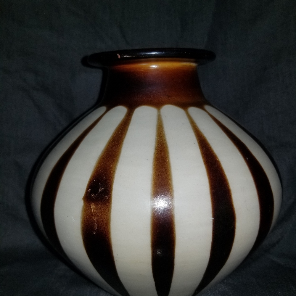 Handmade Peruvian Vase signed Segundo Carmen